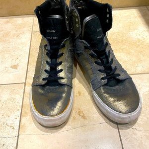 unisex metallic gold tone Supra high top sneakers sz 6 m / 7.5 w